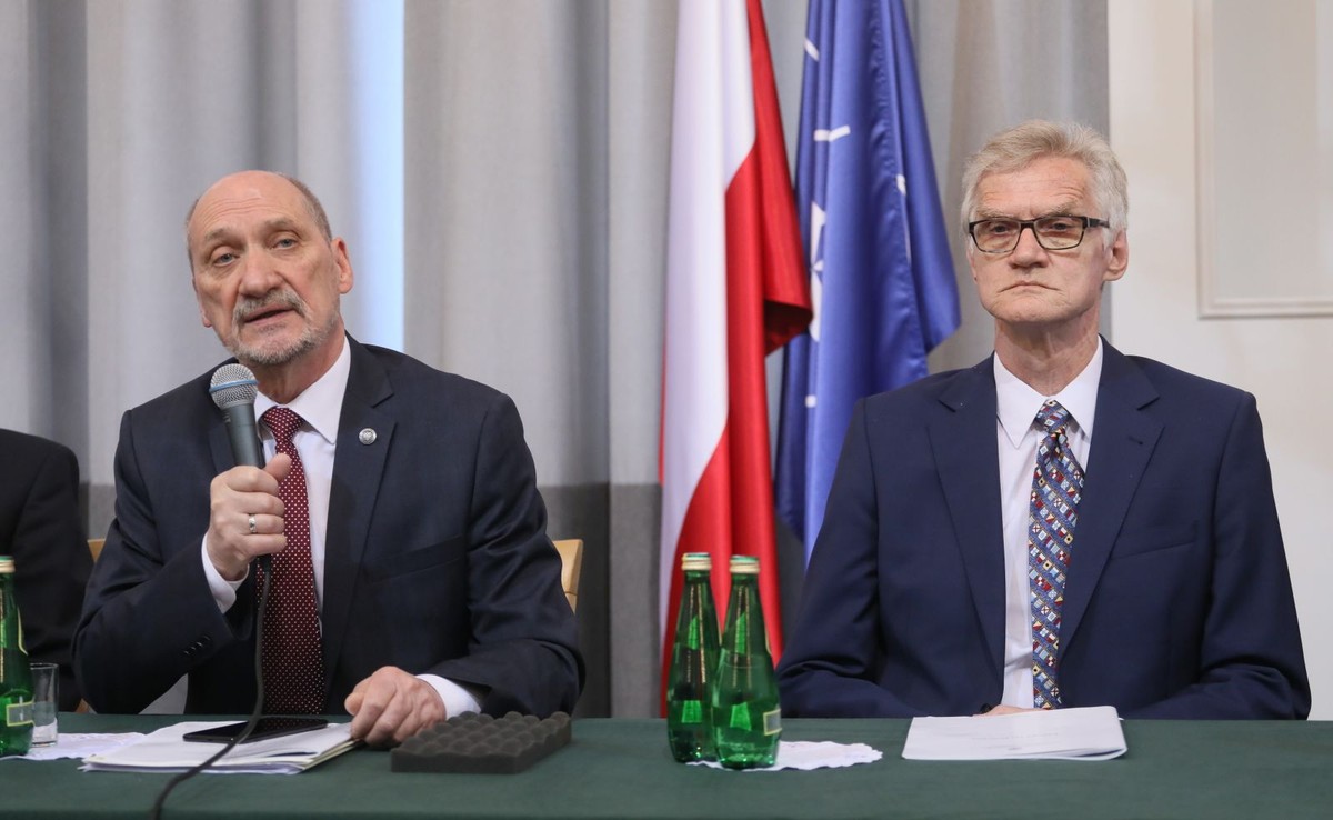 Były szef MON, poseł Antoni Macierewicz i przewodniczący Podkomisji do Ponownego Zbadania Wypadku Lotniczego dr inż. Kazimierz Nowaczyk