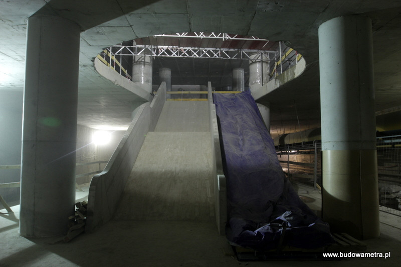 Montują ruchome schody na stacjach II linii metra