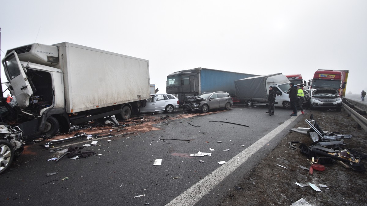 Stan zdrowia trojga poszkodowanych we wczorajszych karambolach, do których doszło na autostradzie A1, jest nadal ciężki - dowiedziała się PAP. Okoliczności zdarzenia badają śledczy z Prokuratury Okręgowej w Piotrkowie Trybunalskim.