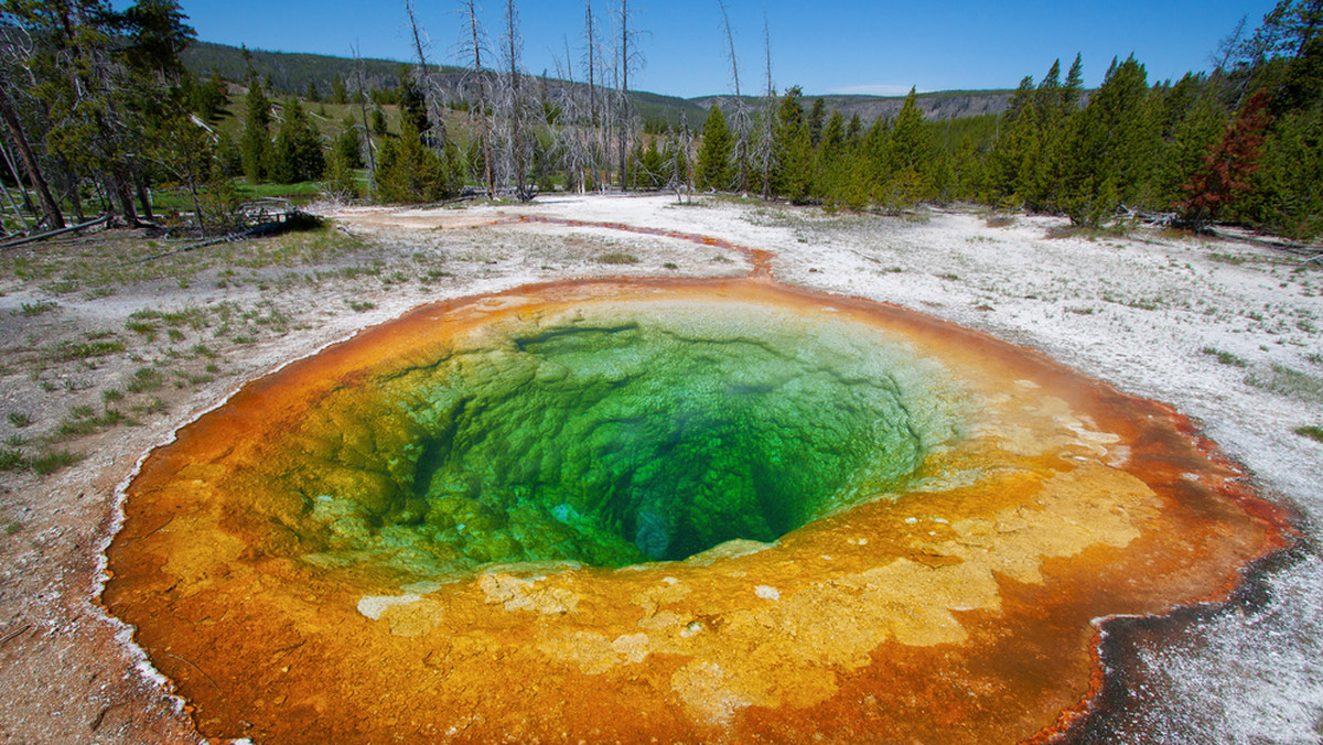 USA: gejzer w Parku Narodowym w Yellowstone wyrzucił z siebie śmieci