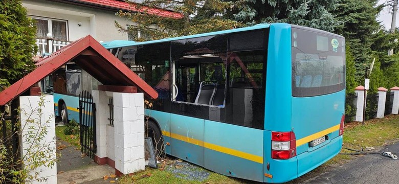 Miejski autobus siał zniszczenie. Kierowca popełnił poważny błąd