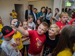 Selfie, zakupy i pokaz mody: pierwsza dama na wakacjach z Muszkieterami