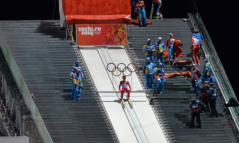 Tak Kamil Stoch frunął po złoto, a potem cieszył się z medalu