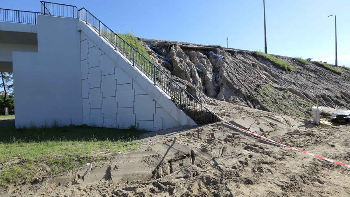 Wciąż nie wiadomo, kiedy znów zaczną jeździć pociągi Pomorskiej Kolei Metropolitalnej na trasie z Gdańska Wrzeszcza do Portu Lotniczego. - Czekamy na dwa opracowania: jedno od ubezpieczyciela, drugie zaś dotyczy projektu naprawczego – mówi w rozmowie z Onetem rzecznik PKM. Wielkie straty na 20-kilometrowej linii wyrządziła gigantyczna ulewa, która w lipcu przeszła nad Trójmiastem.