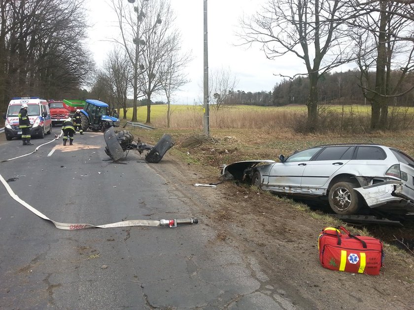 W Krasnej Górze BMW zderzyło się z traktorem