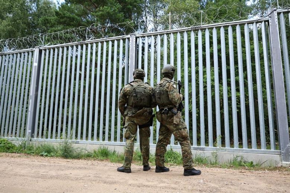 Łukaszenko zwiększa presje migracyjną na granicy. MON: "Zagrażanie bezpieczeństwu państwa polskiego"