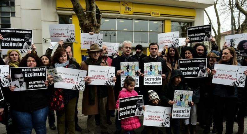 People protest on March 11, 2017 in Istanbul against the detention of reporters