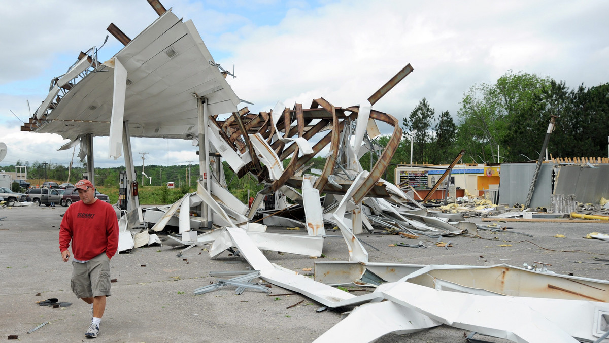 Co najmniej 230 śmiertelnych ofiar pochłonęło w środę i czwartek tornado w siedmiu południowych stanach USA. Dzisiaj huragany przeniosły się na północny wschód kraju. Burze szalały m.in. w Waszyngtonie i Nowym Jorku.