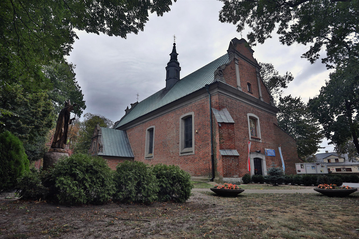 Ile prawdy jest w plotkach o przebiegu balangi u ks. Grzegorza? Są wyniki sekcji zwłok odkrytych na plebanii w Drobinie