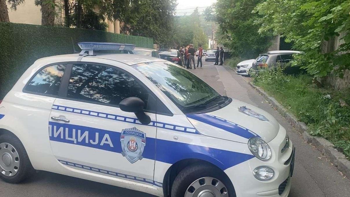 uviđaj policije ispred restorana na Senjaku