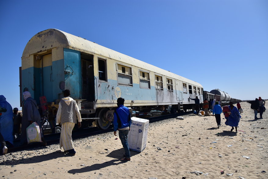Pociąg towarowy z Zuwirat z wagonem pasażerskim umieszczonym na końcu składu dotarł do Nawazibu