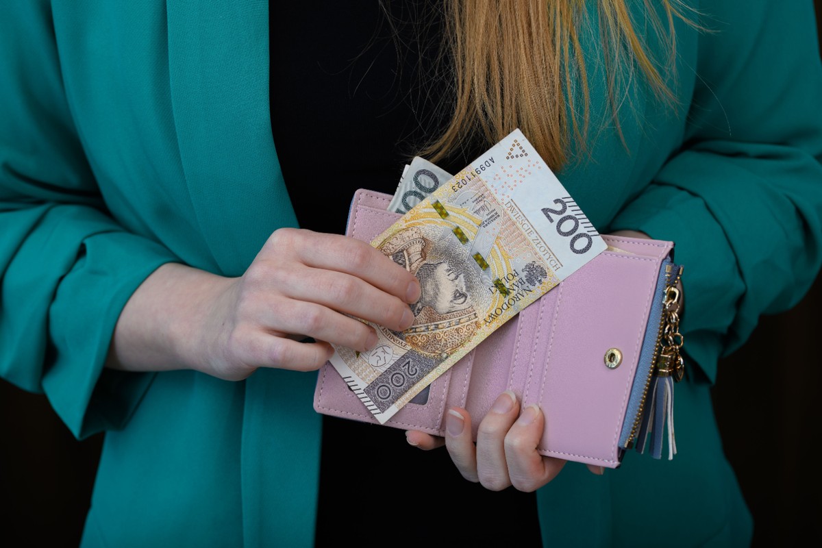 Projekt nowej ustawy o minimalnym wynagrodzeniu za pracę, nad którym pracuje rząd, przewiduje stopniowe wyłączanie z zakresu minimalnej płacy niektórych składników pensji.