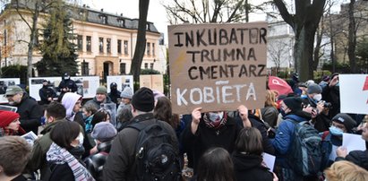 Wymowne obrazki. Oto co protestujący zostawili przed budynkiem TK. Widok porusza do głębi