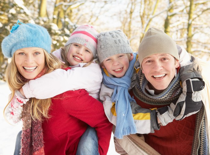 Rusz się od telewizora. Idź na spacer. Choć telewizja w święta kusi dobrymi filmami i atrakcyjnymi programami rozrywkowymi, nie rozsiadaj się wygodnie na kanapie na cały dzień. Obejrzałeś 'Happy Feet'? To teraz ruszaj nogami i zabieraj rodzinę na długi spacer. Spalicie nadliczbowe kalorie, dotlenicie się, usprawnicie pracę układu trawiennego oraz pobudzicie dobre krążenie. Porządnie zrelaksowani możecie znowu zasiąść przed telewizorem i obejrzeć np. 'Kevin sam w Nowym Jorku', by zdrowo się pośmiać.