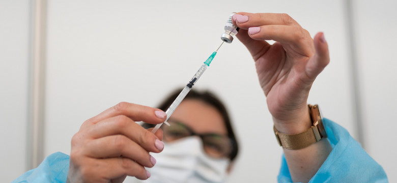 Apteki mają problem z darmowymi szczepieniami, a NFZ nie widzi problemu. Naczelna Izba Aptekarska komentuje