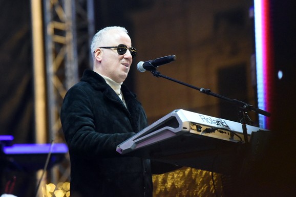 GITARISTA UKRAO BAKŠIŠ NA NASTUPU SAŠE MATIĆA Snimljeno kako uzima novac i krišom ga stavlja u džep: Haos na mrežama