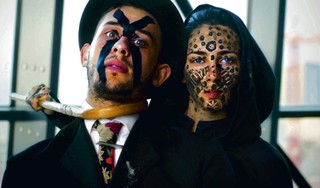 'Śpiewający obrusik', czyli lęk przed dorosłością [WIDEO]