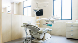 Które zabiegi dentystyczne warto zrobić na NFZ? Oto rekomendacje stomatologa