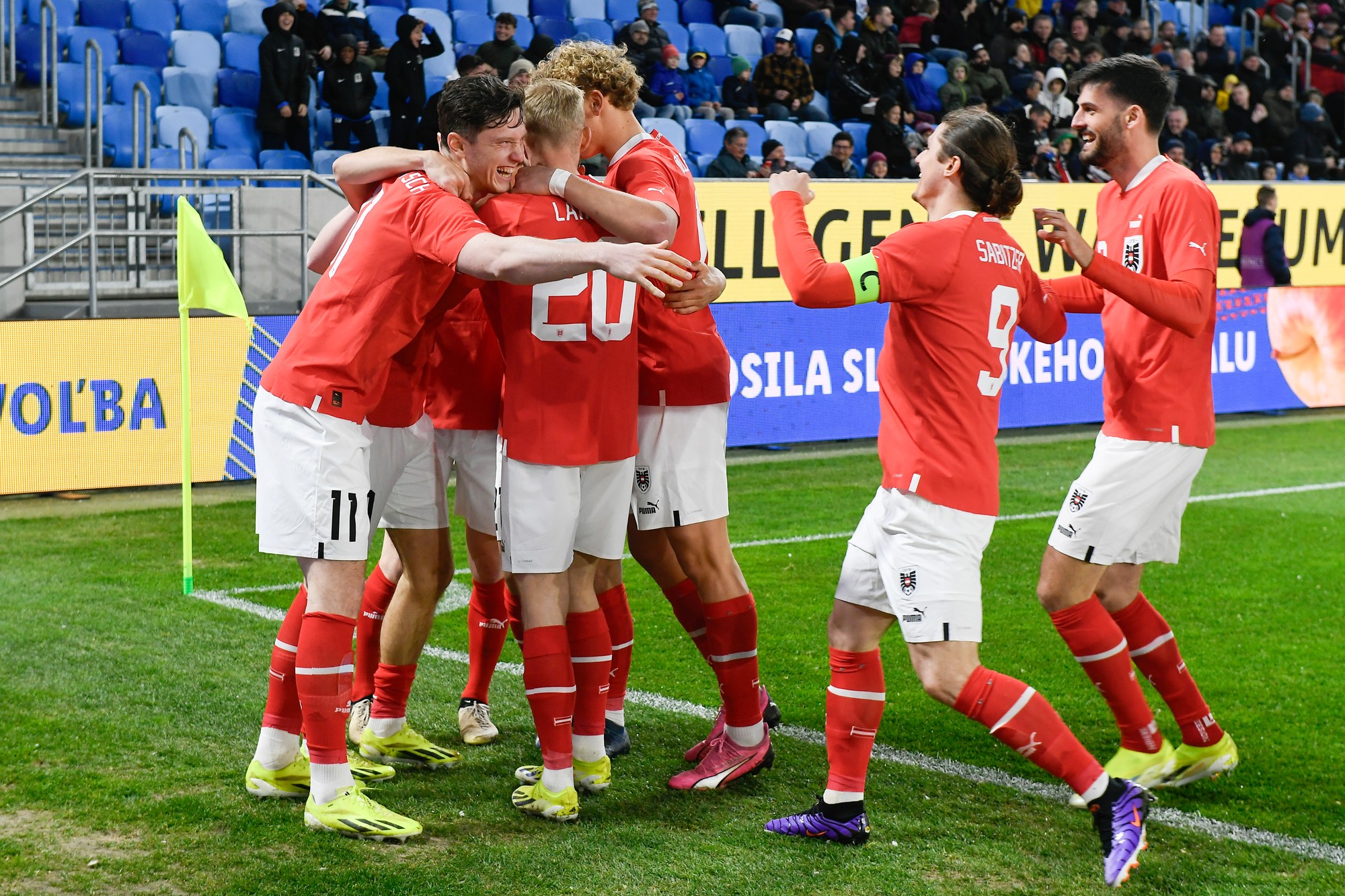 Radosť rakúskych futbalistov po strelení gólu.