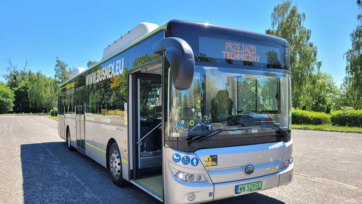 Chińscy producenci autobusów elektrycznych chcą dostarczać do Polski coraz więcej swoich pojazdów. Korzystają na tym mniej znani w Polsce producenci, którzy od mniejszych kontraktów chcą zacząć konkurowanie z takimi markami jak Solaris czy Volvo - pisze "Rzeczpospolita".