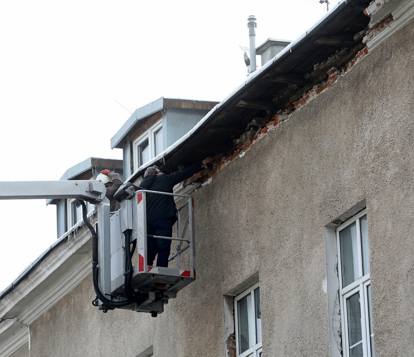 Gzyms runął w Śródmieściu