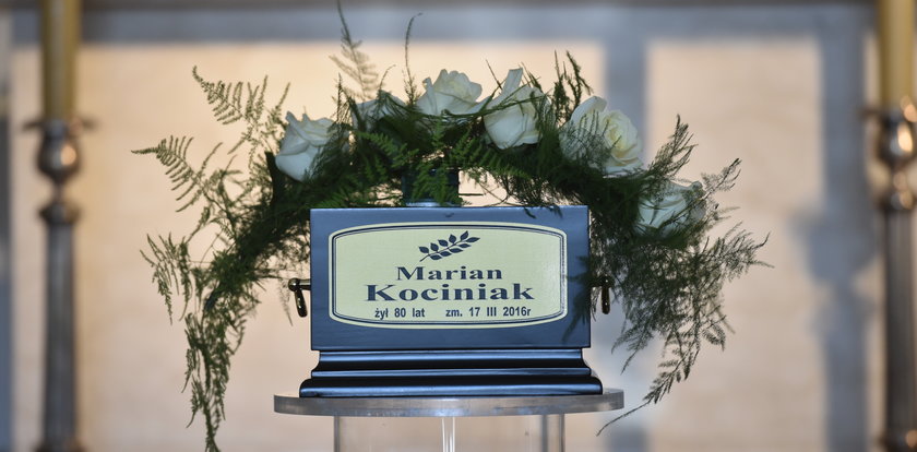 Łzy przyjaciół na pogrzebie Mariana Kociniaka