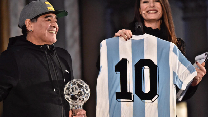 Mistrz świata z 1986 roku Diego Maradona znalazł się w galerii sław włoskiego futbolu. Argentyńczyk został wyróżniony we wtorkowy wieczór we Florencji. "Tutaj czuję się jak w domu" - powiedział 56-letni obecnie były gwiazdor Napoli.