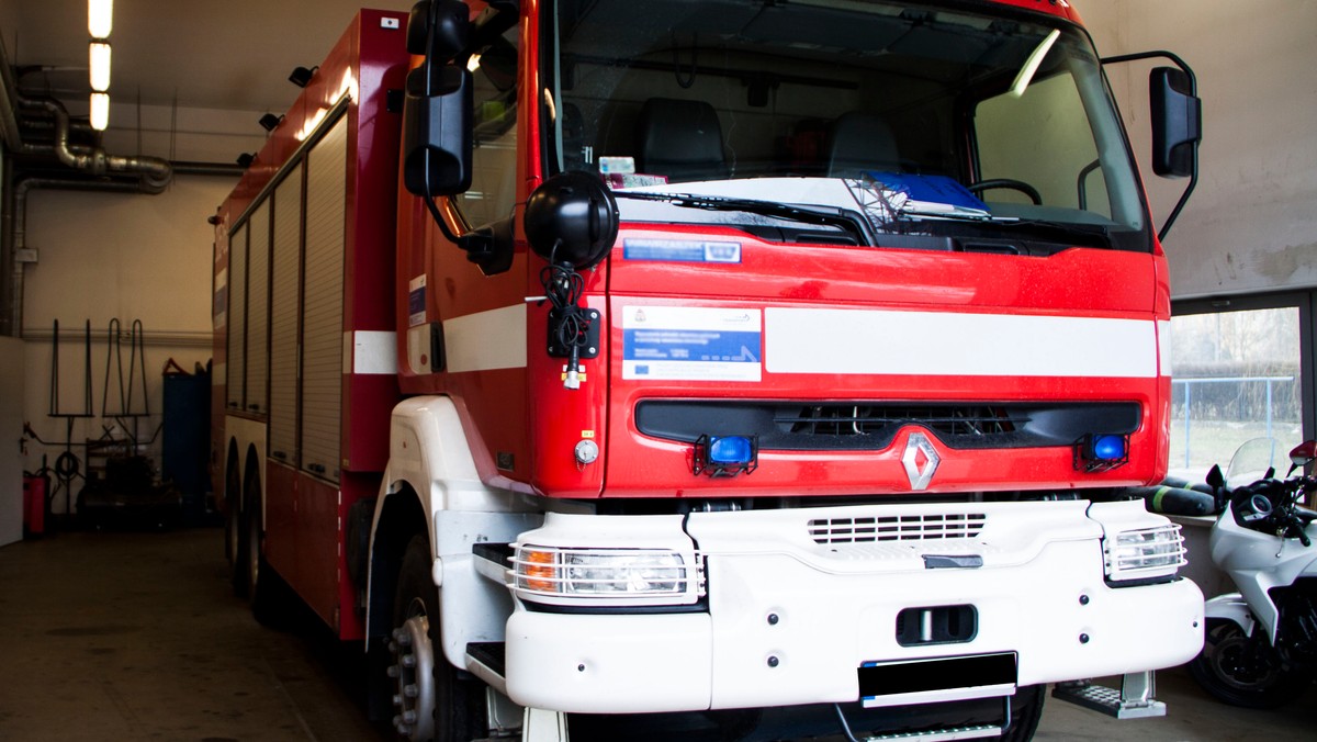 Autobus przewożący dzieci zapalił się na autostradzie A1 w miejscowości Kałęczynek, w okolicach Włocławka (woj. kujawsko-pomorskie). Dwie dziewczynki trafiły do szpitala - informuje Radio PIK.