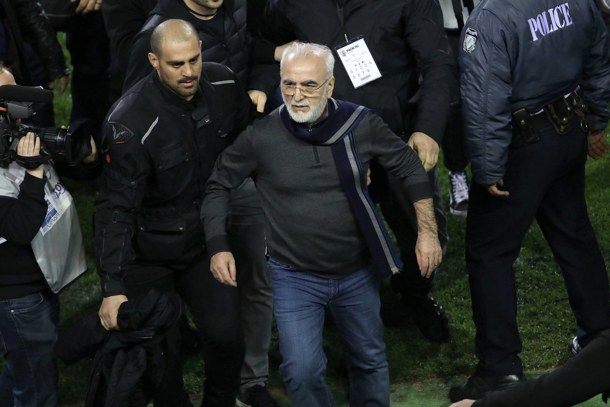 Rosyjski właściciel PAOK Saloniki przeprosił za wtargnięcie z pistoletem na boisko