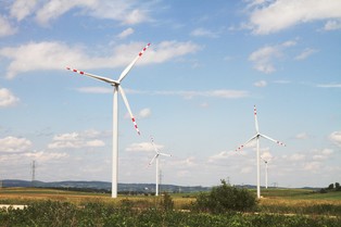 Zielona energia? Firmy i fabryki mogą stać się beneficjentami zmian na rynku