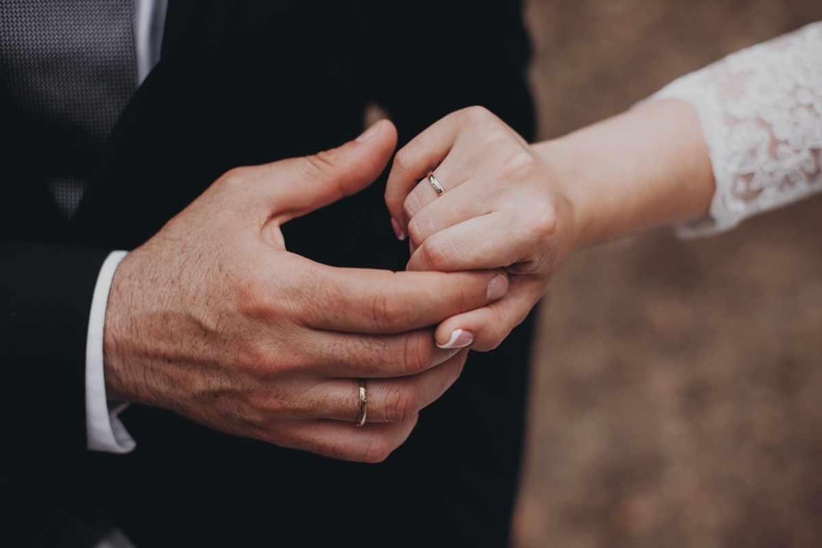 The,Bride,And,Groom,Hold,Hands,With,Rings