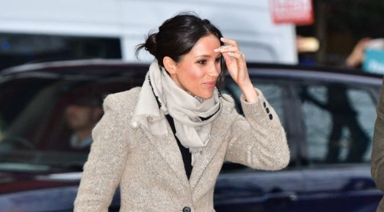 Vajon miért fogdossa a haját a nyilvánosság előtt Meghan Markle? Mire utal ez?