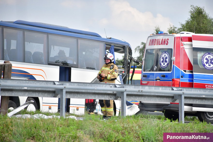 Autobus wiozący dzieci zderzył się z ciężarówką na A1. 10 osób rannych, droga jest zablokowana