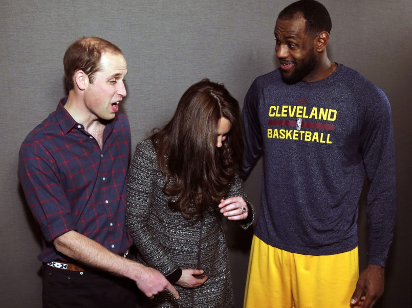 Zawodnik Cleveland Cavaliers pozował do zdjęć z książęcą parą po meczu z jego udziałem, na którym gościli Brytyjczycy...