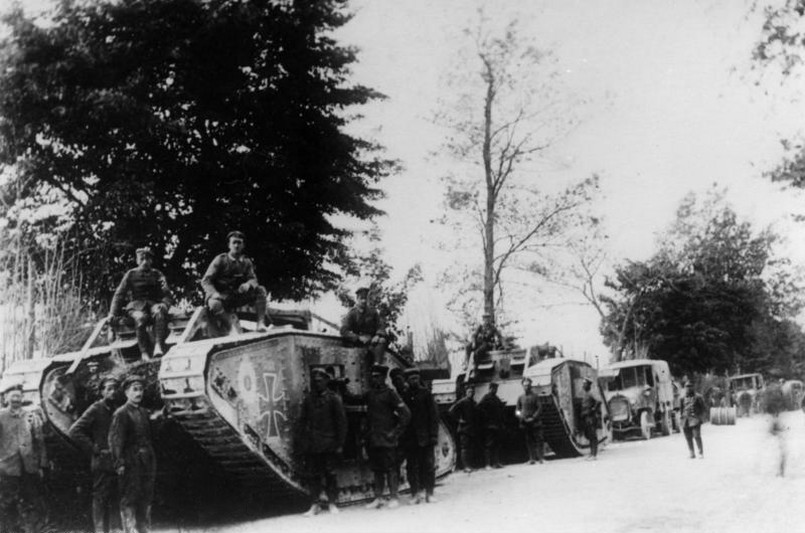 I wojna światowa - II bitwa nad Marną w 1918 r. Przechwycone brytyjskie czołgi Mark IV, wykorzystywane przez żołnierzy niemieckich. Fot. Bundesarchiv, Bild 183-R28717 / CC-BY-SA 3.0