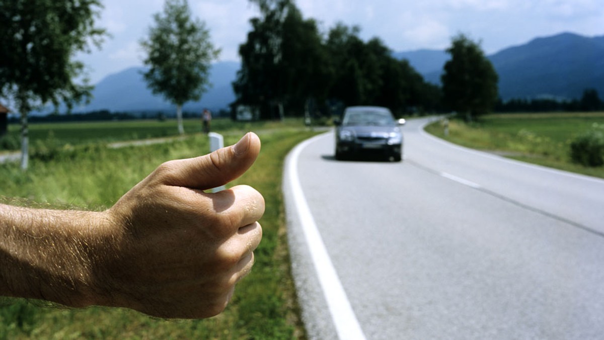 1000 osób biorących udział w wyścigu autostopowym Auto Stop Race wyruszyło dziś rano z Wrocławia do Calabrii we Włoszech. W tym roku uczestnicy mają do pokonania 2200 kilometrów w siedem dni.