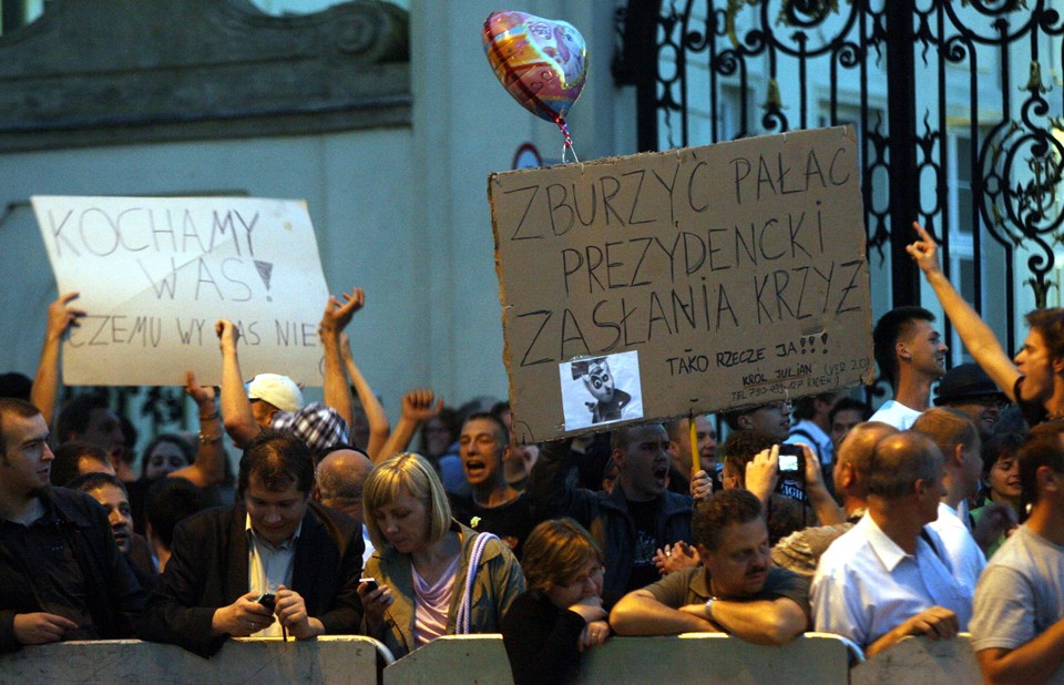 WARSZAWA KRZYŻ POD PAŁACEM PREZYDENCKIM MARSZ PAMIĘCI