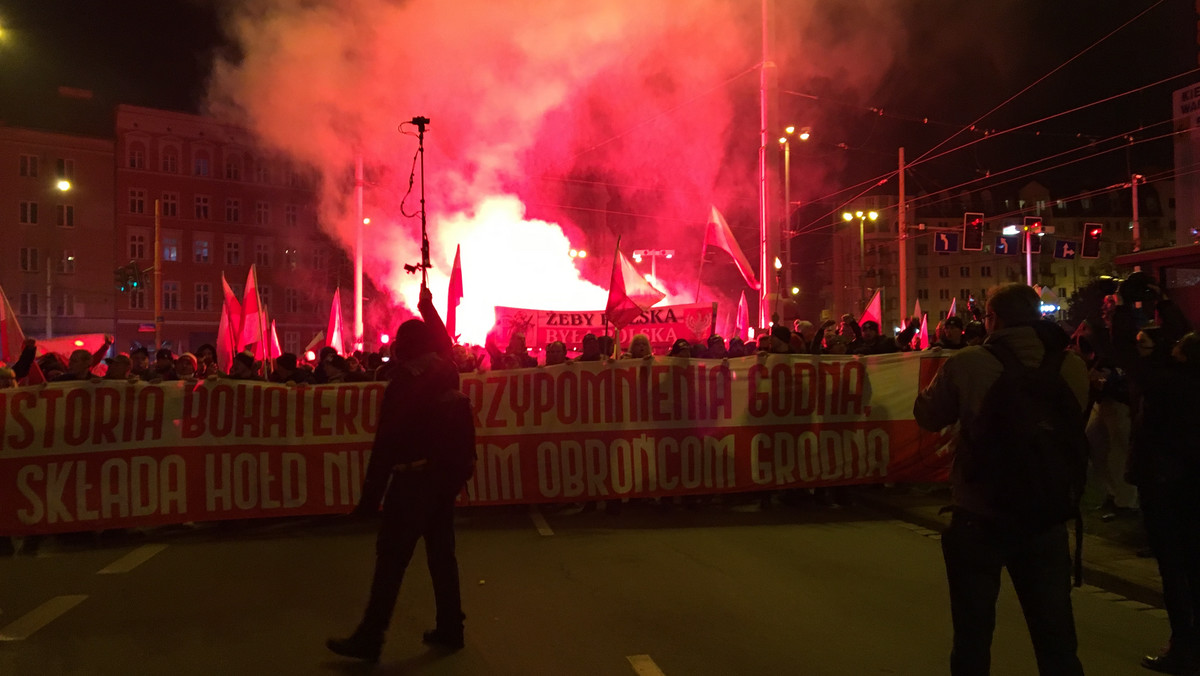 Jacek Międlar, jeden z organizatorów wrocławskiego marszu narodowców, chce złożyć do prokuratury zawiadomienie na prezydenta Wrocławia Jacka Sutryka oraz Bartłomieja Ciążyńskiego, który jest doradcą prezydenta ds. tolerancji. Twierdzi, że ma dowody na odpalenie rac podczas marszu przez policjantów w cywilu.