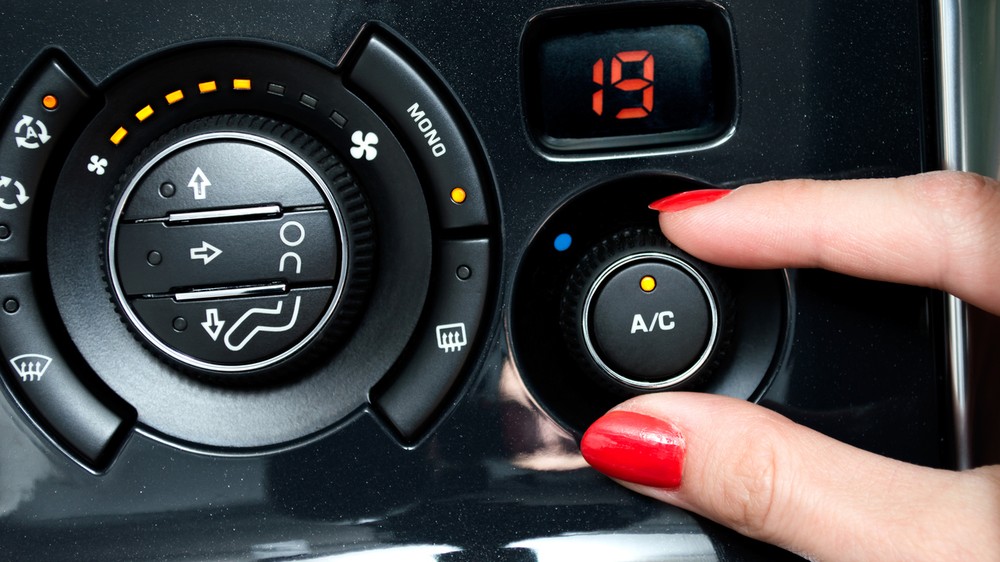 Test ADAC potvrdil, že moderná klimatizácia zvyšuje spotrebu paliva na Slovensku len minimálne v porovnaní s jazdou s otvorenými oknami. Vodiči v SR by mali uprednostňovať automatický režim pre maximálnu úsporu. 