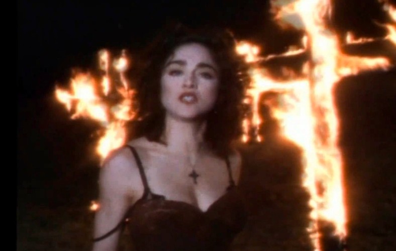 Madonna z i na krzyżu