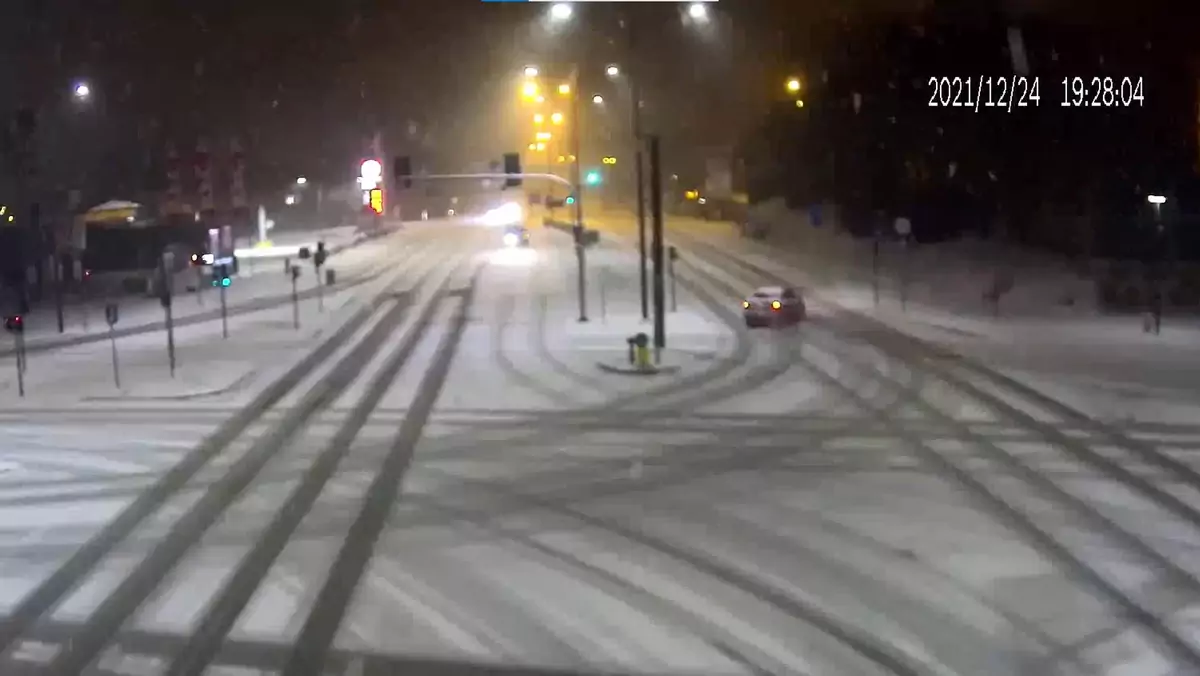 Kierowca driftował po śniegu w Olsztynie