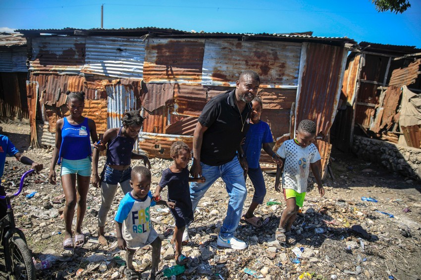 Džimi Šerizje sa decom tokom posete distriktu La Salin u Port-o-Prensu, Haiti, 24. januara 2023.