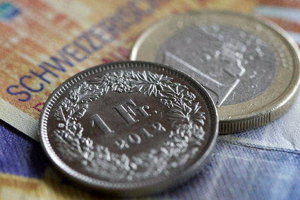 Szwajcaria zaskakuje, podnosząc stopy procentowe i umacniając franka 