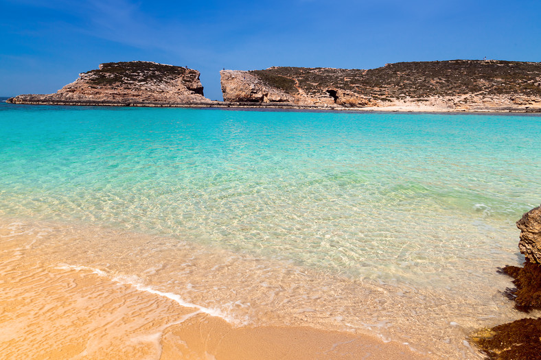 Plaża z widokiem na Cominotto, Comino, Malta