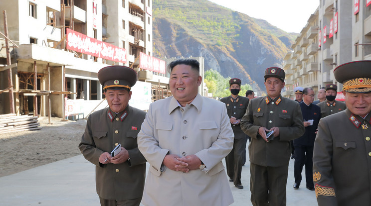 Kim Dzsongun (középen) közleményében azt írta, Észak-Korea készen áll egy ténylegleges háborúra / Fotó: Northfoto