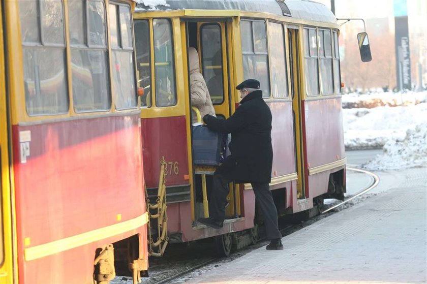 J23 na zakupach. Kloss wraca z zakupów tramwajem