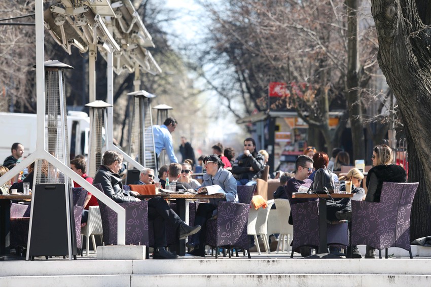 Bašta kafića puna uprkos upozorenjima da se ljudi ne okupljaju