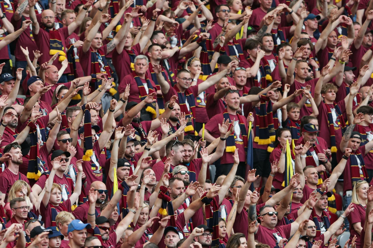 Takich kolejek to choćby w PRL nie było. Kibice w Szczecinie stali całą noc