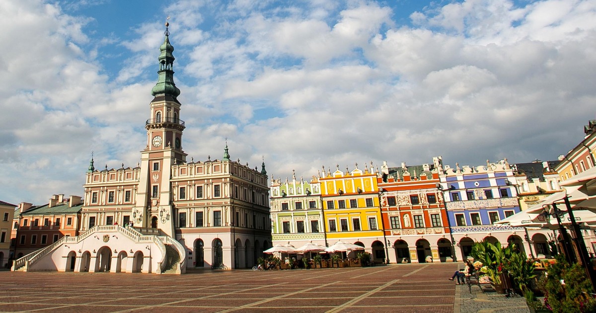 Zamość: mężczyzna biegał nago po rynku, bo się założył o ...