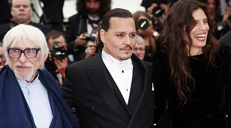 Pierre Richard francia színész, Johnny Depp amerikai színész és Maiwenn Le Besco francia rendező (b-j) a Jeanne du Barry című romantikus történelmi filmjük díszbemutatóján a 76. Cannes-i Nemzetközi Filmfesztivál nyitóestjén/Fotó: MTI /EPA/Guillaume Horcajuelo